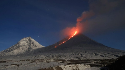 Der Vulkan Kljutschewskoj auf der Halbinsel Kamtschatka ist ähnlich wie auf diesem Bild wieder ausgebrochen. (Archivbild) (Foto: Yuri Demyanchuk/AP/dpa)