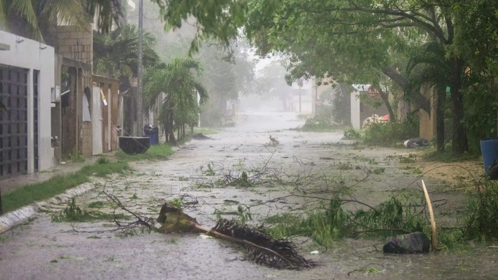 Über Land auf der mexikanischen Halbinsel Yucatán schwächte „Beryl“ ab. (Foto: Fernando Llano/AP/dpa)