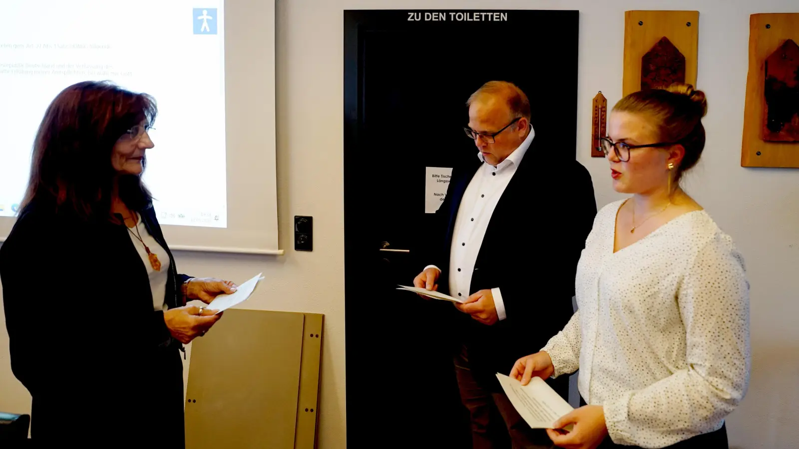 Magdalena Mitländer (SPD, rechts) wurde als zweite Bürgermeisterin gewählt, Thorsten Enßner (CSU, Mitte) zum dritten. Die Vereidigung nahm die von der Bürgerschaft im März in der Stichwahl gewählte Bürgermeisterin Alexandra Zipfel (links), Freie Wähler, vor.  (Foto: Heinz Wraneschitz)