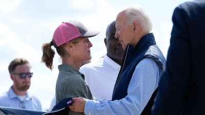 „Wir lassen Euch nicht im Stich“, verspricht Biden den Betroffenen. (Foto: Susan Walsh/AP/dpa)