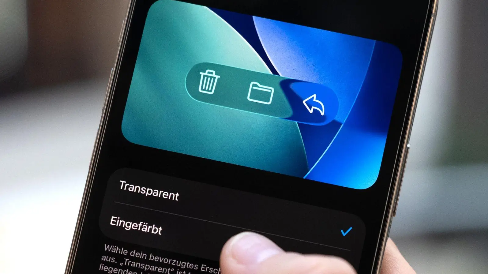 Zu transparent? Dann lässt sich Apples Liquid-Glass-Oberfläche nach dem Update auf iOS 26.1 jetzt auch einfärben.  (Foto: Nico Tapia/dpa-tmn)