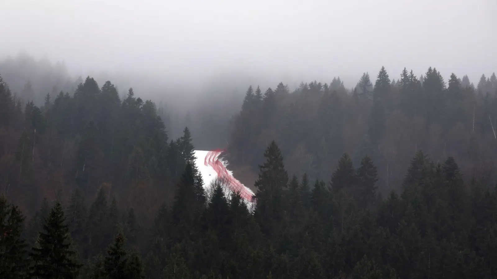 Nebel-Absage: Super-G fällt aus (Foto: Karl-Josef Hildenbrand/dpa)