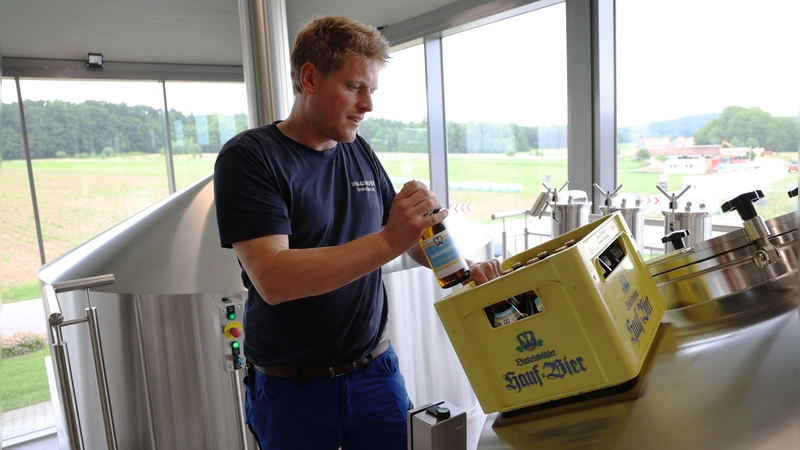 Mit einem alkoholfreien Hellen ist Florian Hauf 2025 auf den Markt gegangen. Weitere Sorten könnten folgen. (Foto: Johannes Hirschlach)