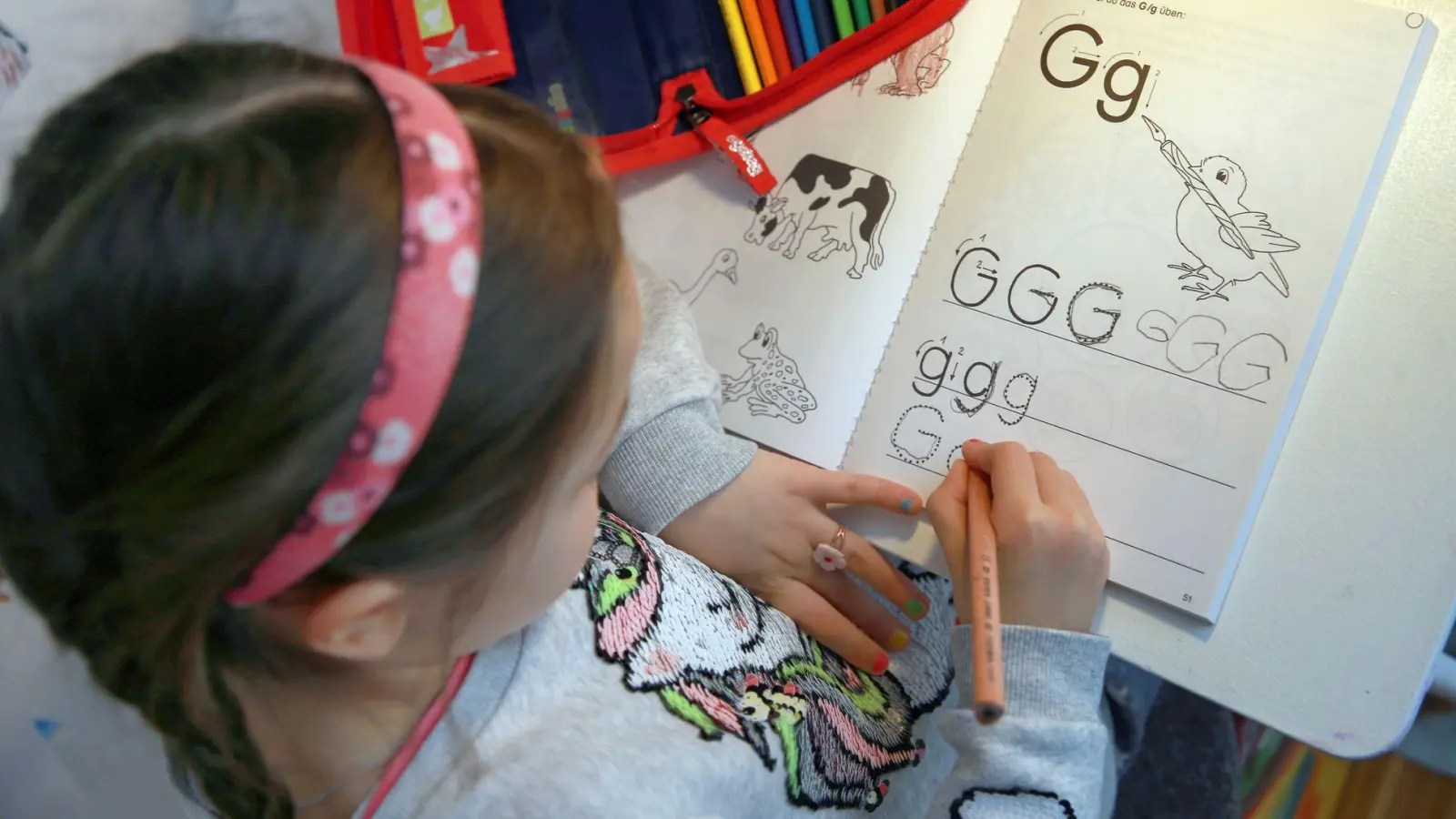 Was ist der Vorteil vom Schreiben mit Stift auf Papier? Es fördert laut einem Wissenschaftler buchstäbliches Begreifen einzelner Zeichen und rasches Kombinieren oder Entziffern von Buchstabengruppen.  (Foto: Mascha Brichta/dpa-tmn)