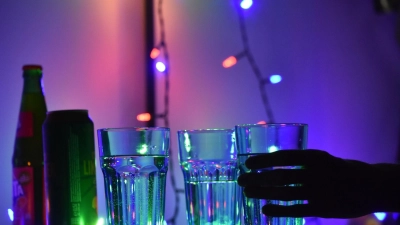 K.o.-Tropfen sollen als Waffe eingestuft werden. (Illustration) (Foto: Christian Thiele/dpa)