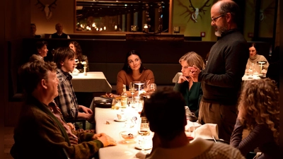 Anna (Janina Uhse) und Thomas (Florian David Fitz) haben für ihre Hochzeit an einem Winterwochenende in ein nobles Alpenresort in Tirol eingeladen. Das sorgt für Häme bei Thomas&#39; Schwager Stephan (Christoph Maria Herbst), der das für Angeberei hält. (Foto: Jürgen Olczyk/Constantin Film Verleih/dpa)