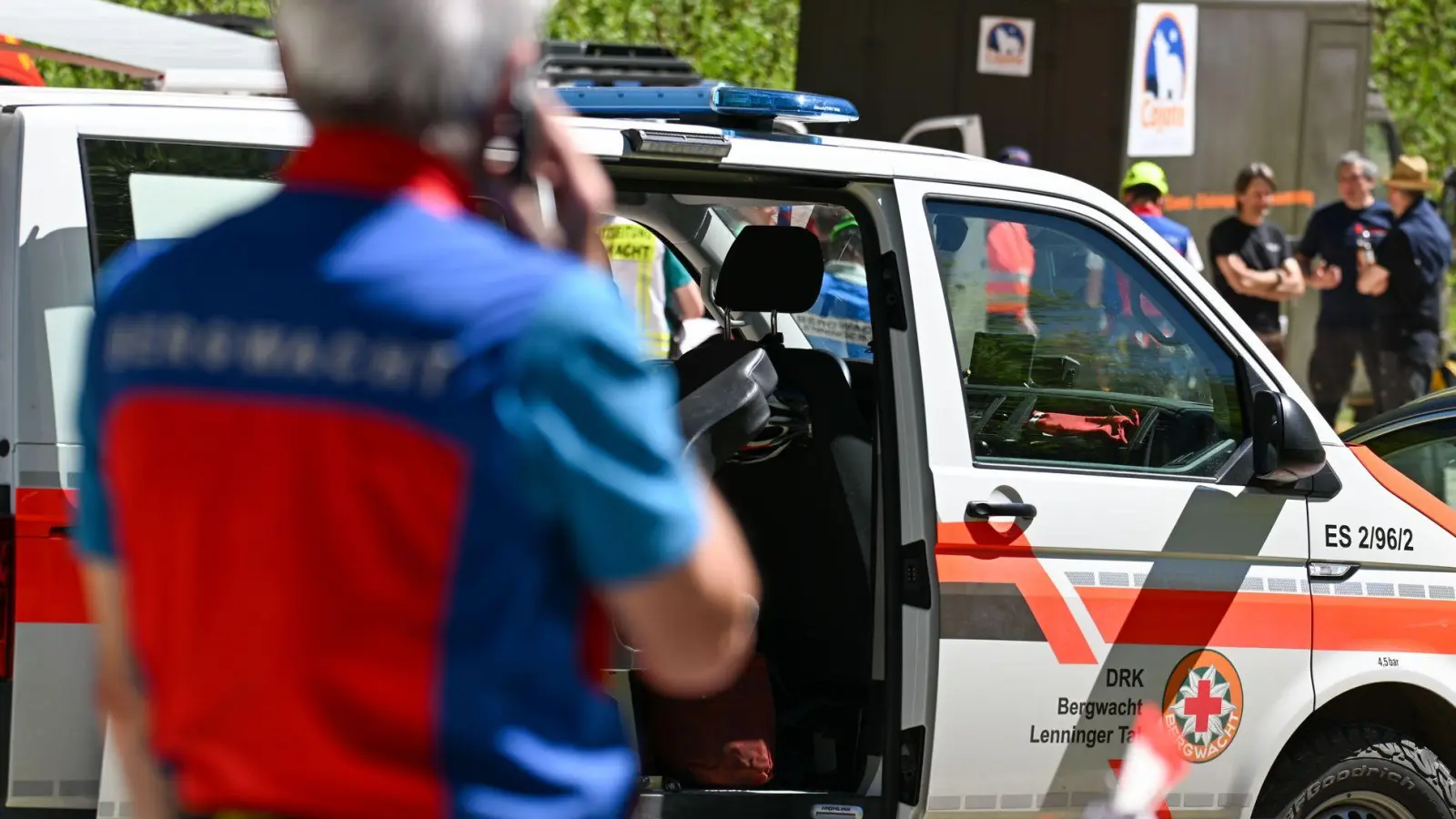 Der Mann war mit seiner Gruppe bereits rund 1.300 Meter tief in die Höhle im Kreis Reutlingen geklettert, als es passierte.  (Foto: Marius Bulling/dpa)