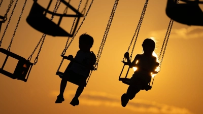 Wenn die Schwester von den Eltern systematisch bevorzugt wird, kann das beim Bruder tiefe Wunden hinterlassen. (Foto: Sebastian Kahnert/dpa/dpa-tmn)