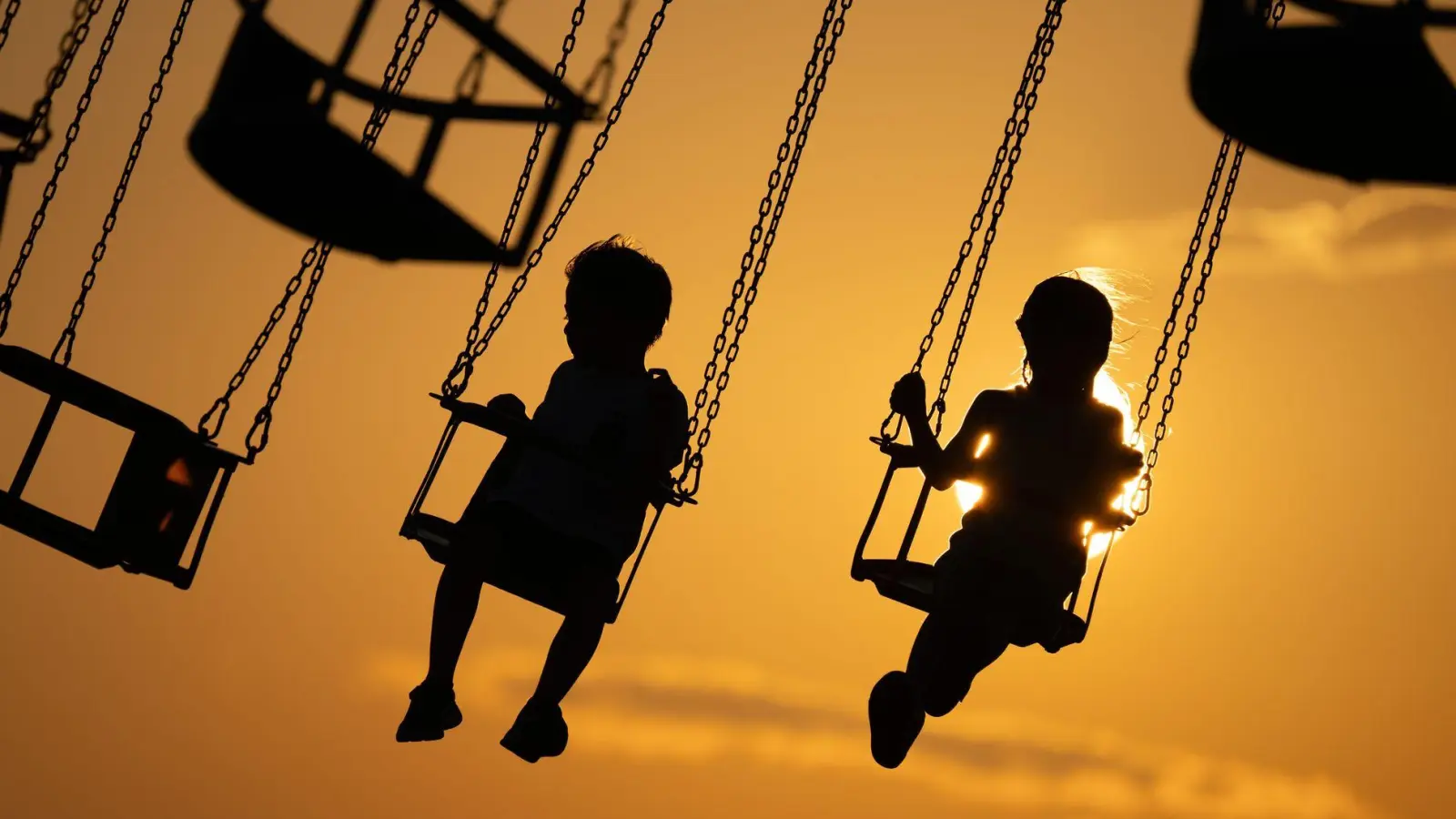 Wenn die Schwester von den Eltern systematisch bevorzugt wird, kann das beim Bruder tiefe Wunden hinterlassen. (Foto: Sebastian Kahnert/dpa/dpa-tmn)