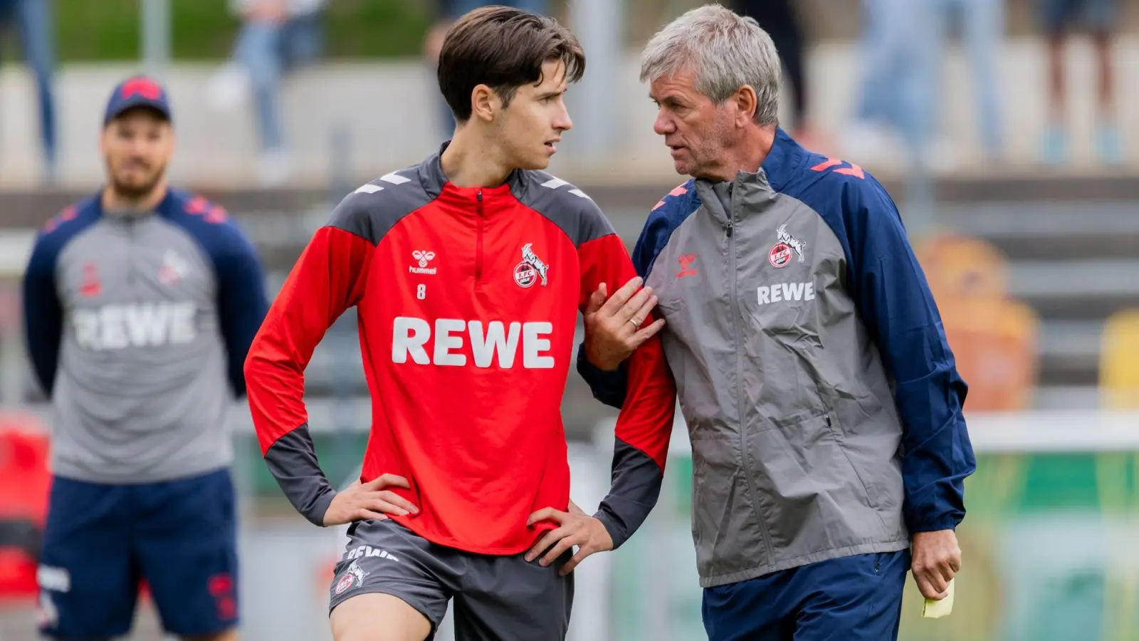 Guter Draht zu den Spielern: Funkel beim FC-Training. (Foto: Rolf Vennenbernd/dpa)