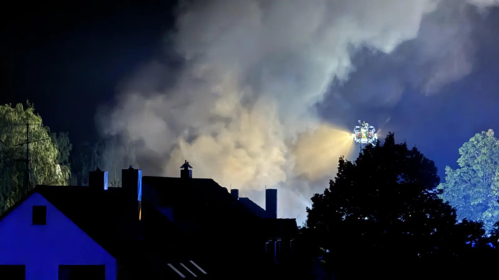 Es gibt eine massive Rauchentwicklung aus der Halle, die neben Wohnhäusern liegt.<br> (Foto: Lara Hausleitner)