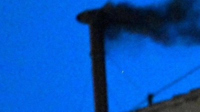Schwarzer Rauch steigt am ersten Tag des Konklaves aus dem Schornstein auf dem Dach der Sixtinischen Kapelle. (Foto: Stefano Spaziani/EUROPA PRESS/dpa)