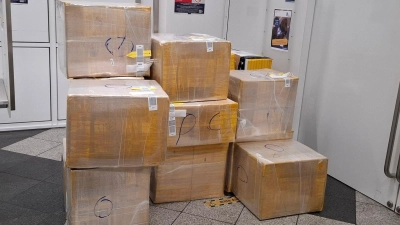 Die Kisten erregten die Aufmerksamkeit der Zöllner.  (Foto: Zoll/Hauptzollamt München/dpa)