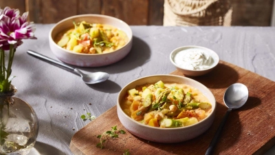 Schmeckt nach Frühling: Die Kichererbsen geben dem Kartoffel-Spargel-Ragout eine leicht cremige Konsistenz. (Foto: KMG/die-kartoffel.de/dpa-tmn)