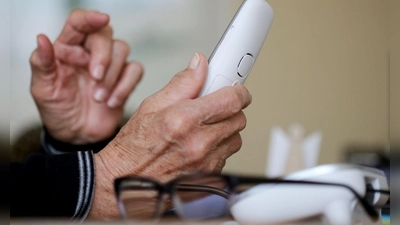 Die Betrüger nehmen nach Angaben der Polizei meist ältere Menschen ins Visier. (Symbolbild) (Foto: Roland Weihrauch/dpa)