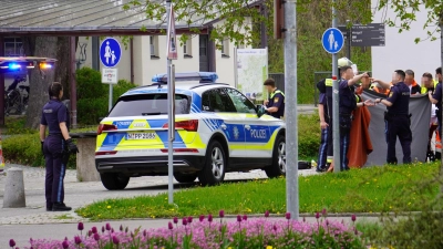 Großeinsatz am Bahnhof in Bad Windsheim: Ein Mann hatte Polizeibeamte mit einer Waffe bedroht und wurde deshalb angeschossen. Während der Erstversorgung des Schwerverletzten vor Ort diente eine Plane zum Schutz vor neugierigen Blicken.  (Foto: Bastian Lauer)