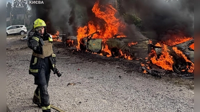 Russland hat auch die ukrainische Hauptstadt Kiew erneut mit Drohnen angegriffen.  (Foto: Uncredited/Ukrainian Emergency Service/AP/dpa)