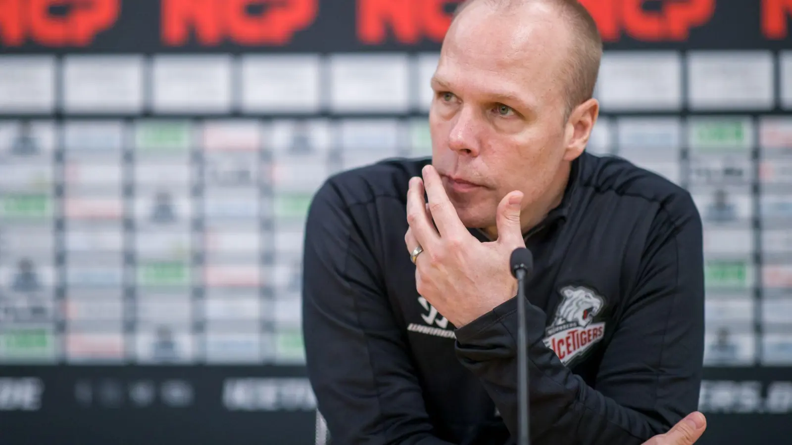 Stefan Ustorf, Sportdirektor der Nürnberg Ice Tigers, spricht während einer Pressekonferenz. (Foto: Daniel Karmann/dpa/Archivbild)