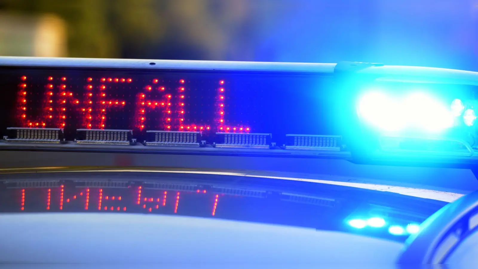 Für die Aufräumarbeiten wurde der Kreisverkehr rund zwei Stunden lang gesperrt. (Symbolbild) (Foto: Stefan Puchner/dpa)