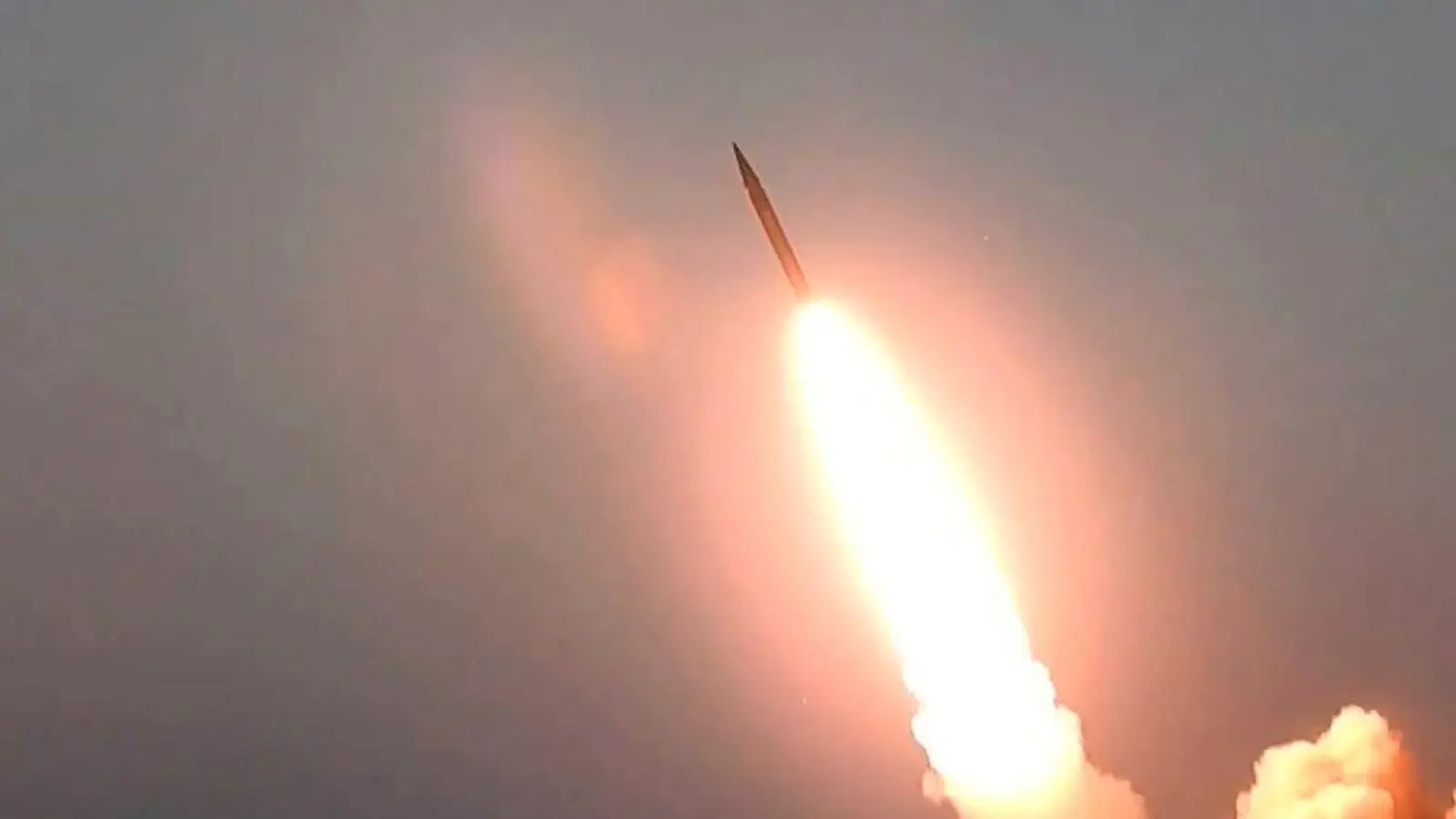 Für die EU ist es ein Tabu-Bruch, dass der Iran nun auch ballistische Raketen an Russland liefert. (Archivbild) (Foto: Uncredited/Iranian Defense Ministry/AP/dpa)