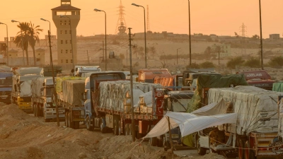 Der Transport von Hilfsgütern zu den notleidenden Menschen im Gazastreifen so wie auf diesem Archiv-Foto vom vergangenen September zu sehen, ist riskant. Nun wurde ein Konvoi mit mehr als 100 Lastwagen geplündert.  (Foto: Amr Nabil/AP/dpa)