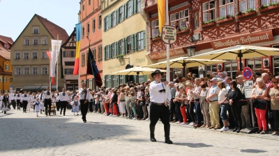 10.000 und mehr Menschen säumen am Pfingstsonntag anlässlich des Trachtenumzugs der Siebenbürger Sachsen die Straßen der Dinkelsbühler Altstadt. Für deren Sicherheit ist die Polizei zuständig. (Foto: Martina Haas)