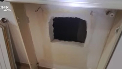 Hinter diesem Loch in der Mauer hatte der gesuchte Boss eines Camorra-Clans sein Versteck. (Handout)  (Foto: --/Carabineri Napoli/dpa)