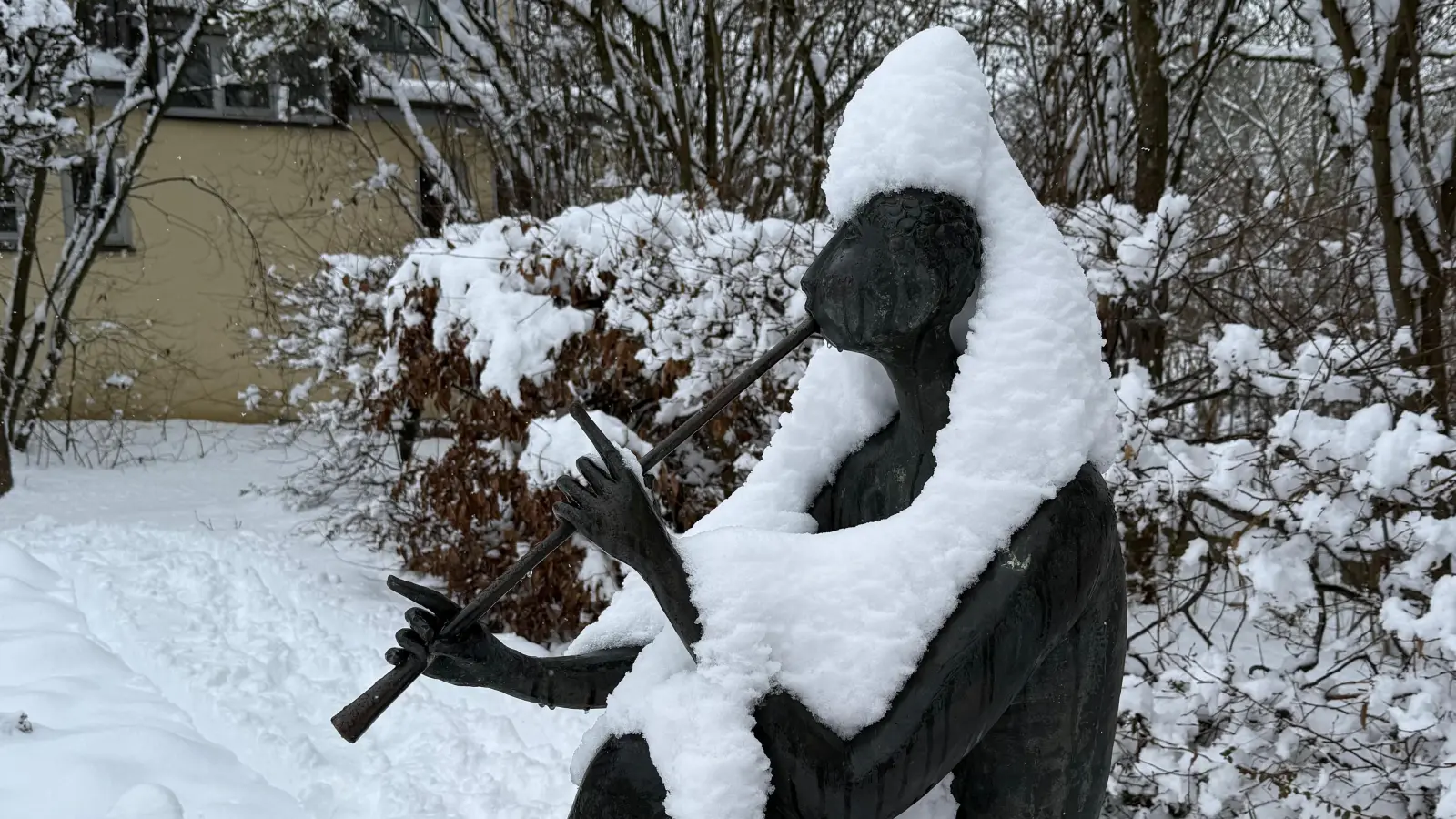 Der Flötenspieler im Ansbacher Zumach-Gärtla legte ein wärmendes Gewand an.  (Foto: Manfred Blendinger)