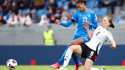 Die deutschen Fußballerinnen um Sjoeke Nüsken (r) unterlagen in Island. (Foto: Brynjar Gunnarsson/dpa)