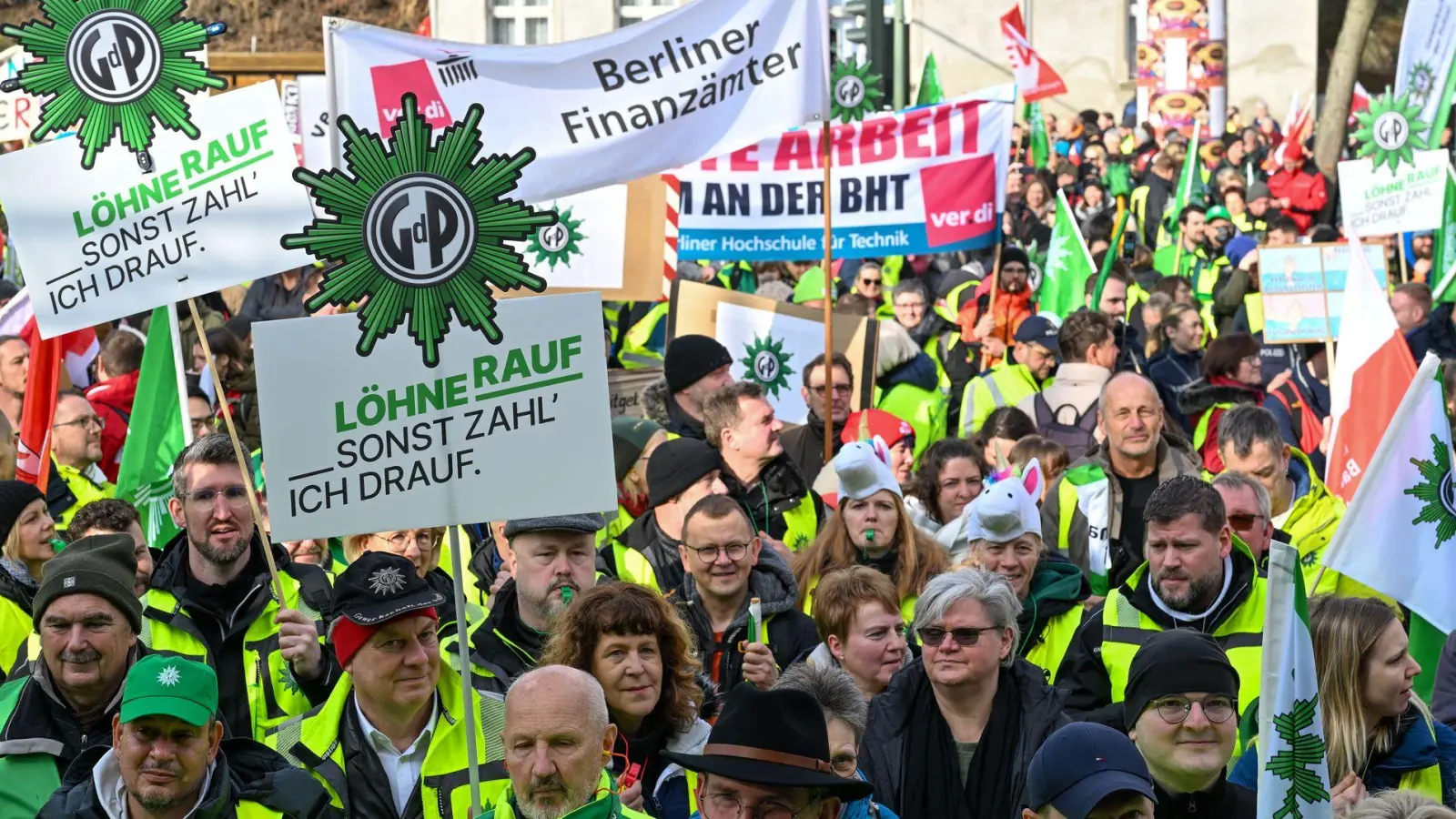 Begleitet wurde der Verhandlungsauftakt von erneuten Demonstrationen.  (Foto: Soeren Stache/dpa)