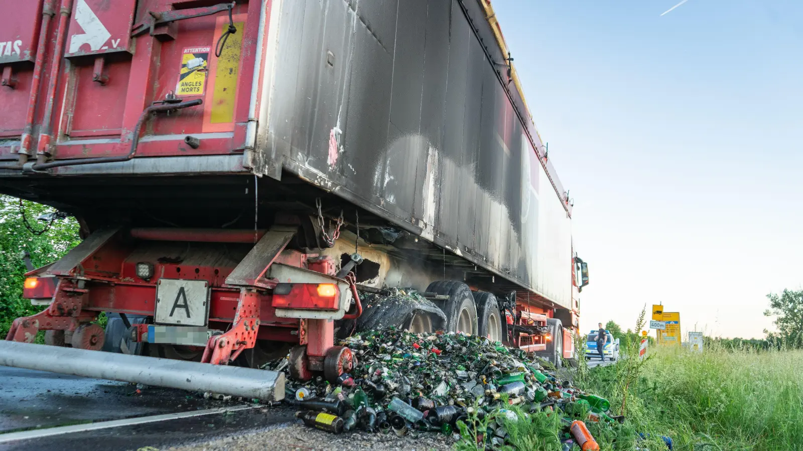 Auf der B13 bei Ottenhofen ist am frühen Donnerstagmorgen der Reifen eines Lkw-Anhängers in Brand geraten. (Foto: NEWS5 / Kevin Weddig)