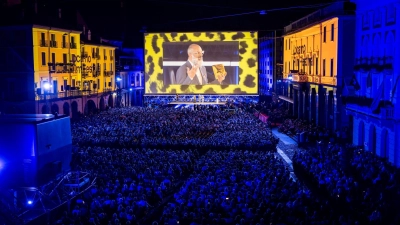 Im Freiluftkino des Filmfestivals von Locarno finden bis zu 9.000 Zuschauerinnen und Zuschauer Platz. (Foto: Jean-Christophe Bott/KEYSTONE/dpa)