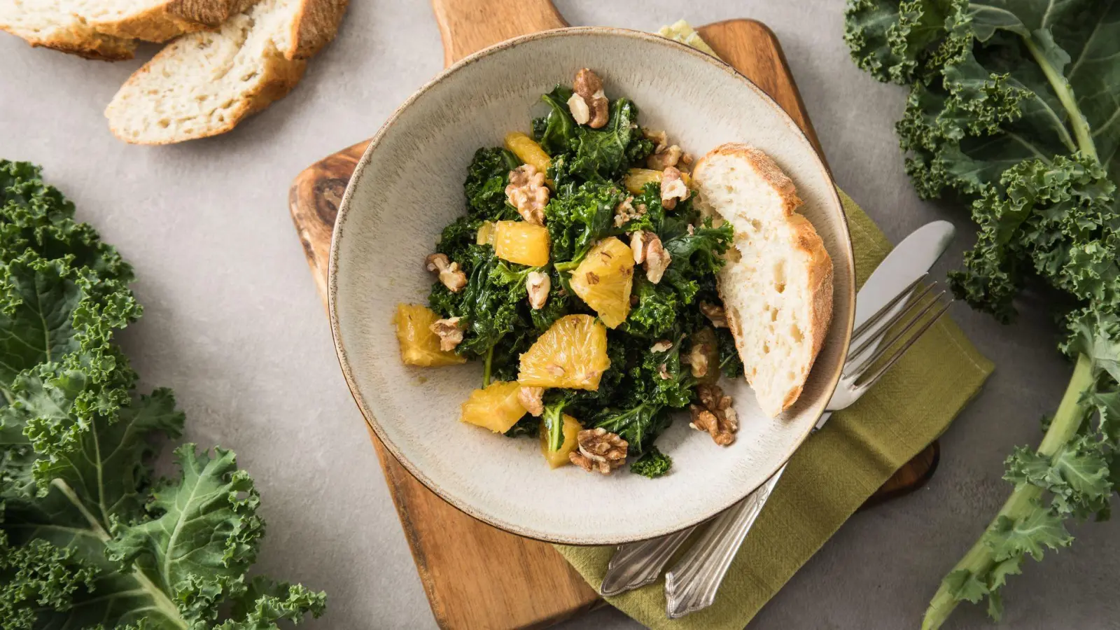 Grünkohl schmeckt auch als Salat, zum Beispiel mit Nüssen und einem kräftig-würzigen Dressing.  (Foto: Christin Klose/dpa-tmn)