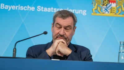 Markus Söder (CSU) stellte sich bei seinem Unternehmensbesuch bei McDonald&#39;s an die Fritteuse ‒ und erntete im Internet viel Häme. (Archivbild) (Foto: Peter Kneffel/dpa)