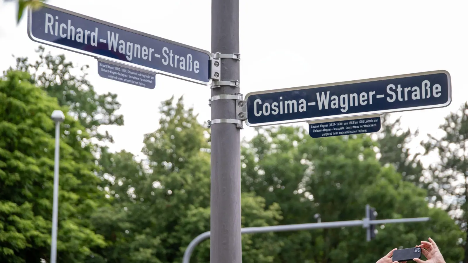 An den Straßen, die Richard und Cosima Wagner gewidmet sind, gibt es nun in Bayreuth Ergänzungsschilder wegen ihrer antisemitischen Haltung.  (Foto: Pia Bayer/dpa)