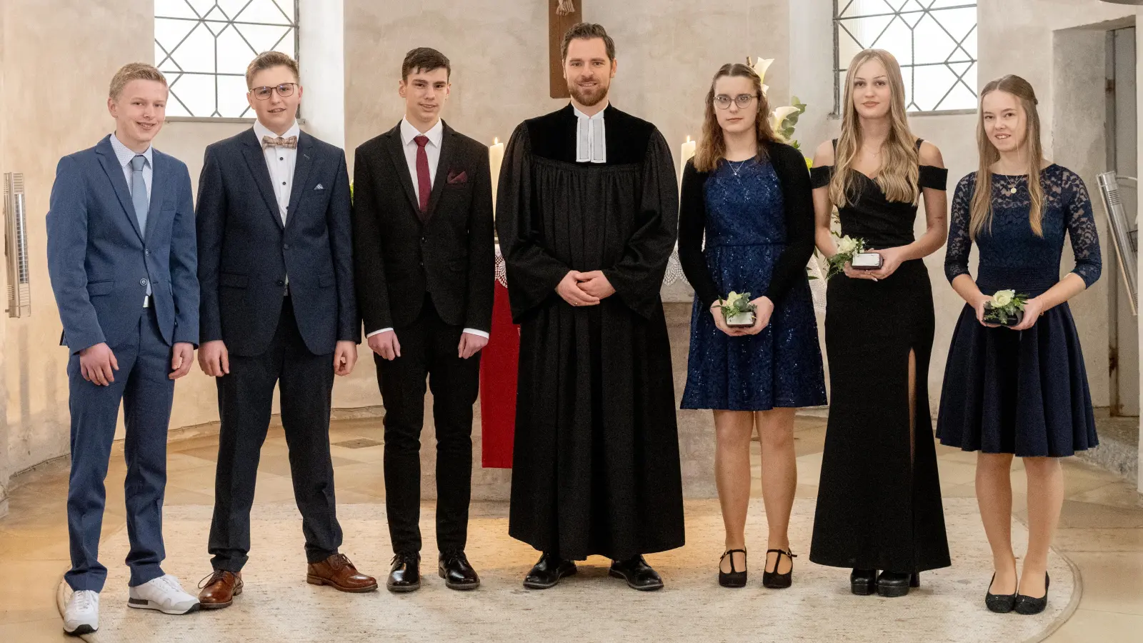 In der St.-Martin-Kirche in Wittelshofen feierten sechs junge Christinnen und Christen mit Pfarrer Simeon Prechtel. (Foto: Renate Kisslinger)