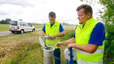 Der Mitarbeiter des Wasserwirtschaftsamts Markus Weger-Schwab (rechts) maß gestern den Grundwasserpegel im Oberen Altmühltal nahe Herrieden per Lichtlot, Kollege Stefan Hertlein notierte die Resultate. (Foto: Jim Albright)