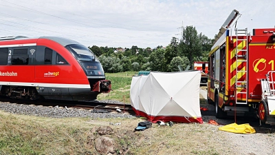 Auch die Feuerwehr war nach dem Unfall im Einsatz.  (Foto: Ralf Hettler/dpa)