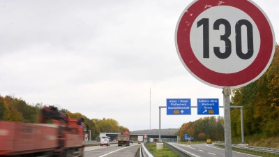 Auf mehreren Autobahn-Abschnitten in Deutschland ist die Höchstgeschwindigkeit bereits begrenzt. (Archivbild) (Foto: Thomas Frey/dpa)