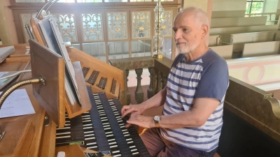 Der 73-jährige Martin A. Fiedrich ist derzeit als Kurkantor in Bad Windsheim aktiv und macht sich mit der Orgel in St. Kilian vertraut. (Foto: Anna Franck)