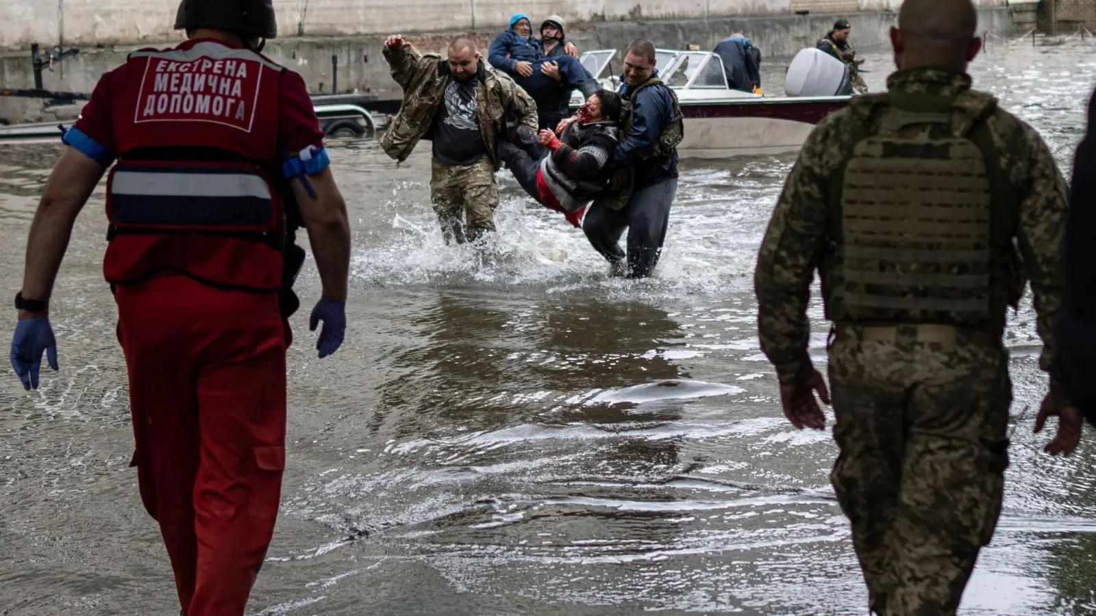 Rettungskräfte bringen in Cherson verletzte Zivilisten in Sicherheit, die unter Beschuss der russischen Streitkräfte geraten waren. (Foto: Uncredited/AP/dpa)