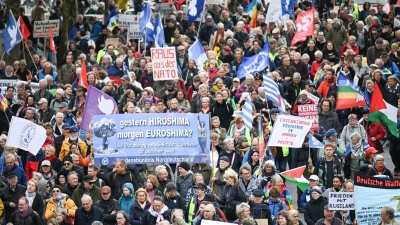 Bei der Demonstration zu dem das Bündnis „Nie wieder Krieg“ aufgerufen hatte, zogen Tausende von Teilnehmern durch Berlin. (Foto: Sebastian Gollnow/dpa)