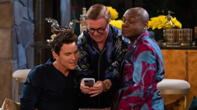 Matt Bomer, Nathan Lane und Nathan Lee Graham in einer Szene aus „Mid-Century Modern“. Seit Karfreitag ist die Sitcom mit zehn Episoden (jeweils um die 20 bis 25 Minuten Länge) beim Streamingdienst Disney+ abrufbar. (Foto: Chris Haston/Disney+/dpa)