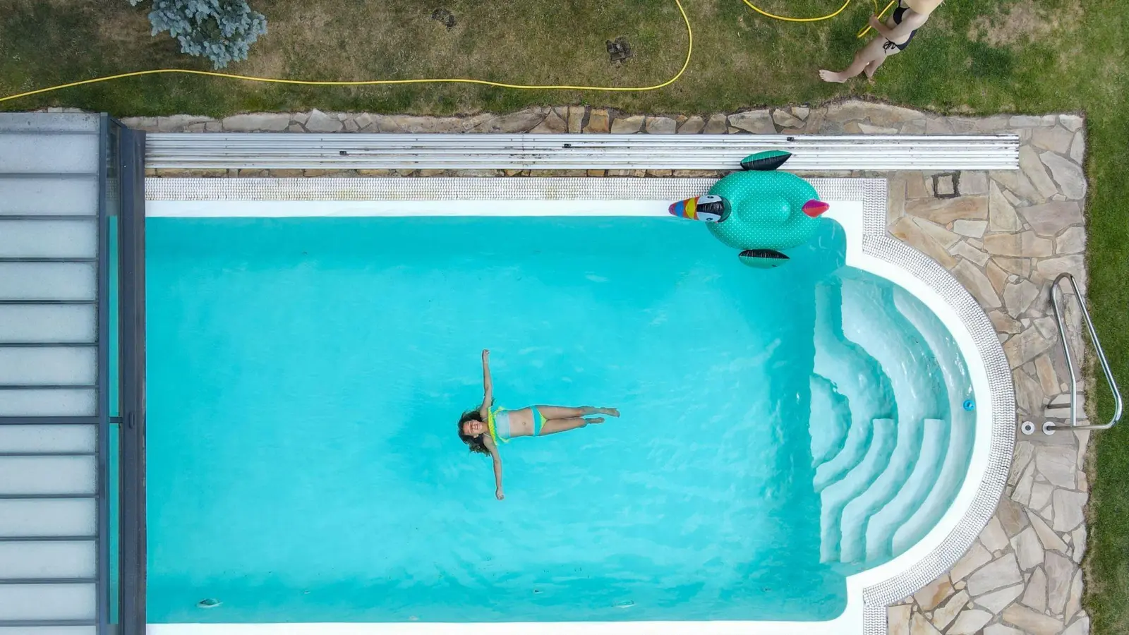 Die meisten Pools fassen meist mehrere Tausend Liter Wasser. Einige Gemeinden verbieten daher bei Wasserknappheit das Befüllen der Pools. (Foto: Patrick Pleul/dpa)