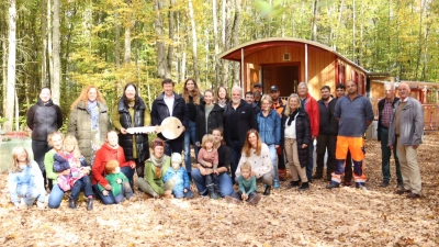 Sie alle haben an einem Strang gezogen, damit der Waldkindergarten Wichtelglück in Bad Windsheim sich vergrößern und seine Erfolgsgeschichte damit weiter fortschreiben kann. (Foto: Rainer Fritsch)