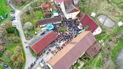 Jedes Jahr drängen sich an Karfreitag die Besucher in der Gotzenmühle zusammen, um Beerenwein zu trinken. Unser Foto zeigt eine Aufnahme von 2023. Dieses Jahr wird der Hof leer bleiben. (Foto: Vilko Segula )