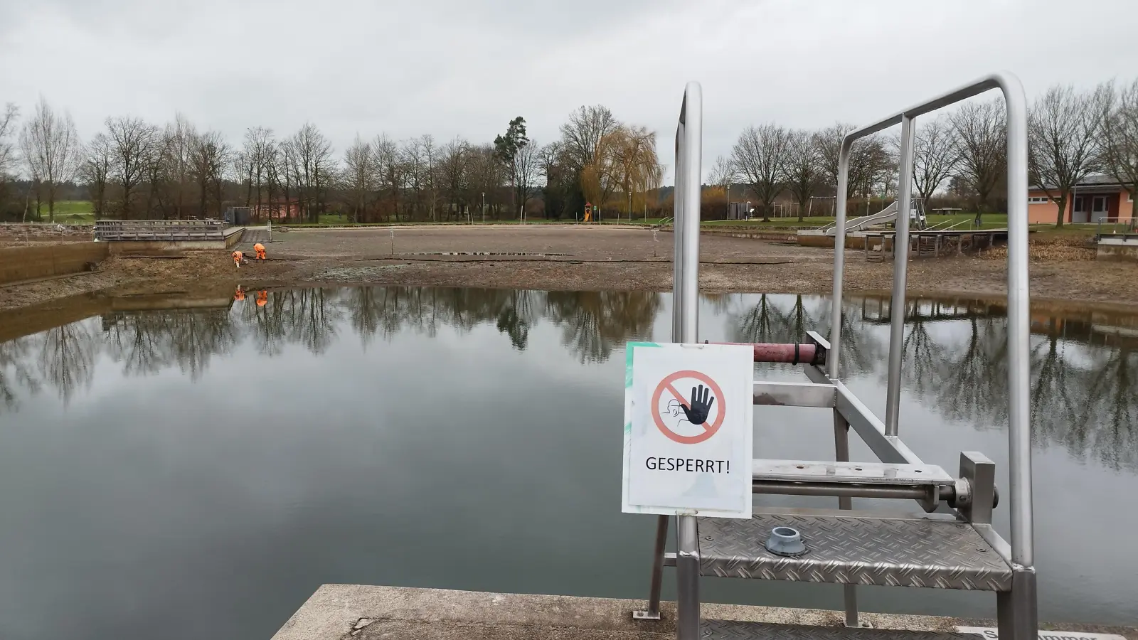 Zum Jahresende sieht das Naturfreibad wenig einladend aus, doch im Sommer kann Merkendorf mit seinem Freizeitzentrum punkten. Aktuell wird der Kies im Nichtschwimmerbereich von Algen befreit. (Foto: Robert Maurer)