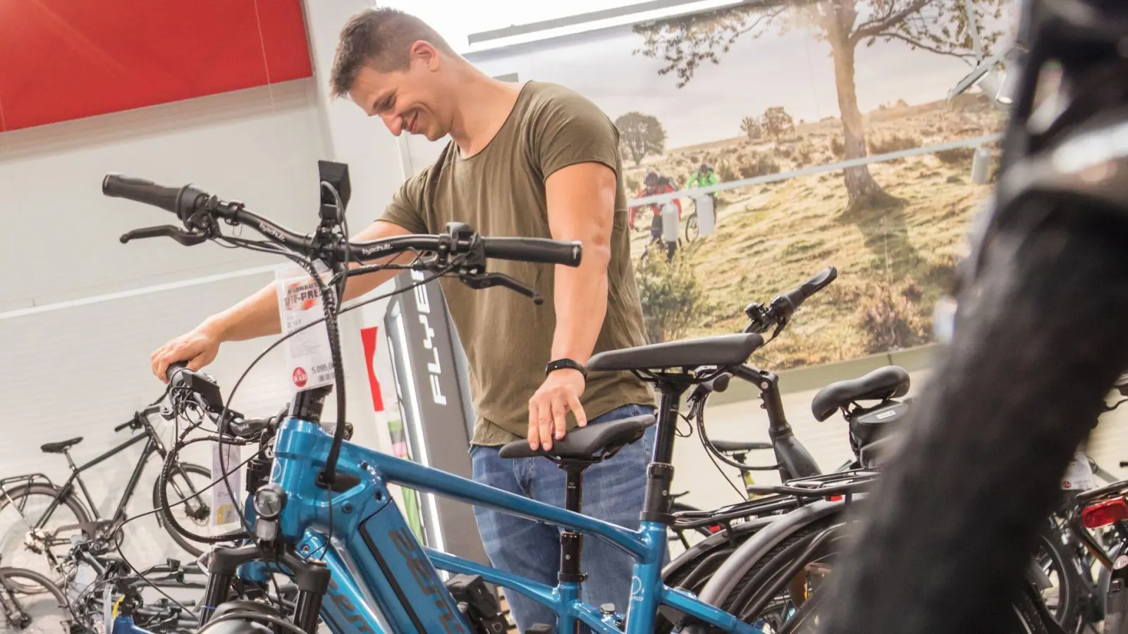 Alltag, Sport oder Allrounder? Bei der Wahl des richtigen E-Bikes lässt man sich am besten individuell im Fachhandel beraten. (Foto: Christin Klose/dpa-tmn)