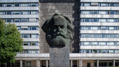 Markant ragt das Karl-Marx-Monument im Zentrum von Chemnitz empor. (Foto: Hendrik Schmidt/dpa-Zentralbild/dpa)