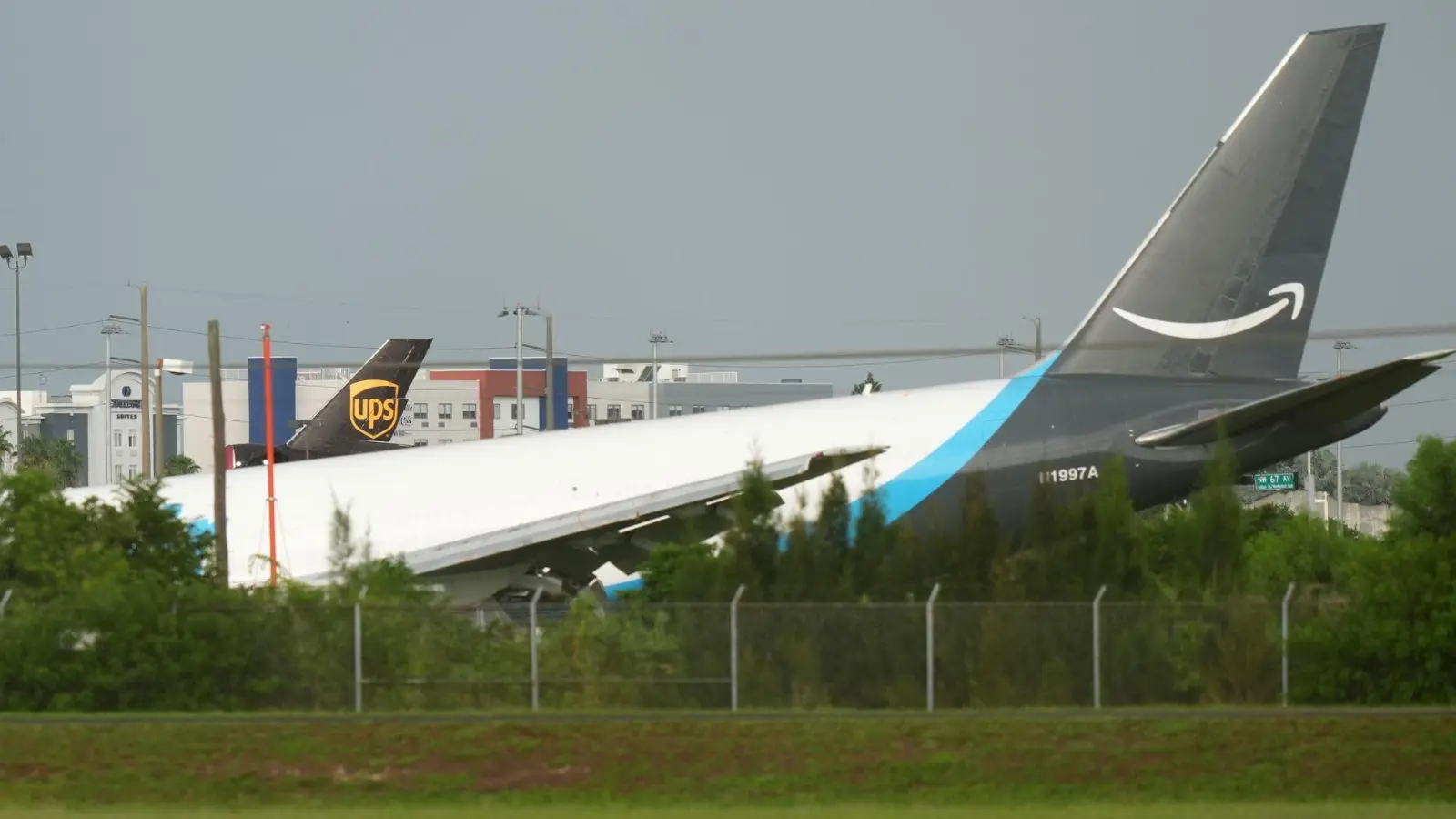 Auf dem Flughafen in Miami kam es zu einem Unfall.  (Foto: Lynne Sladky/AP/dpa)